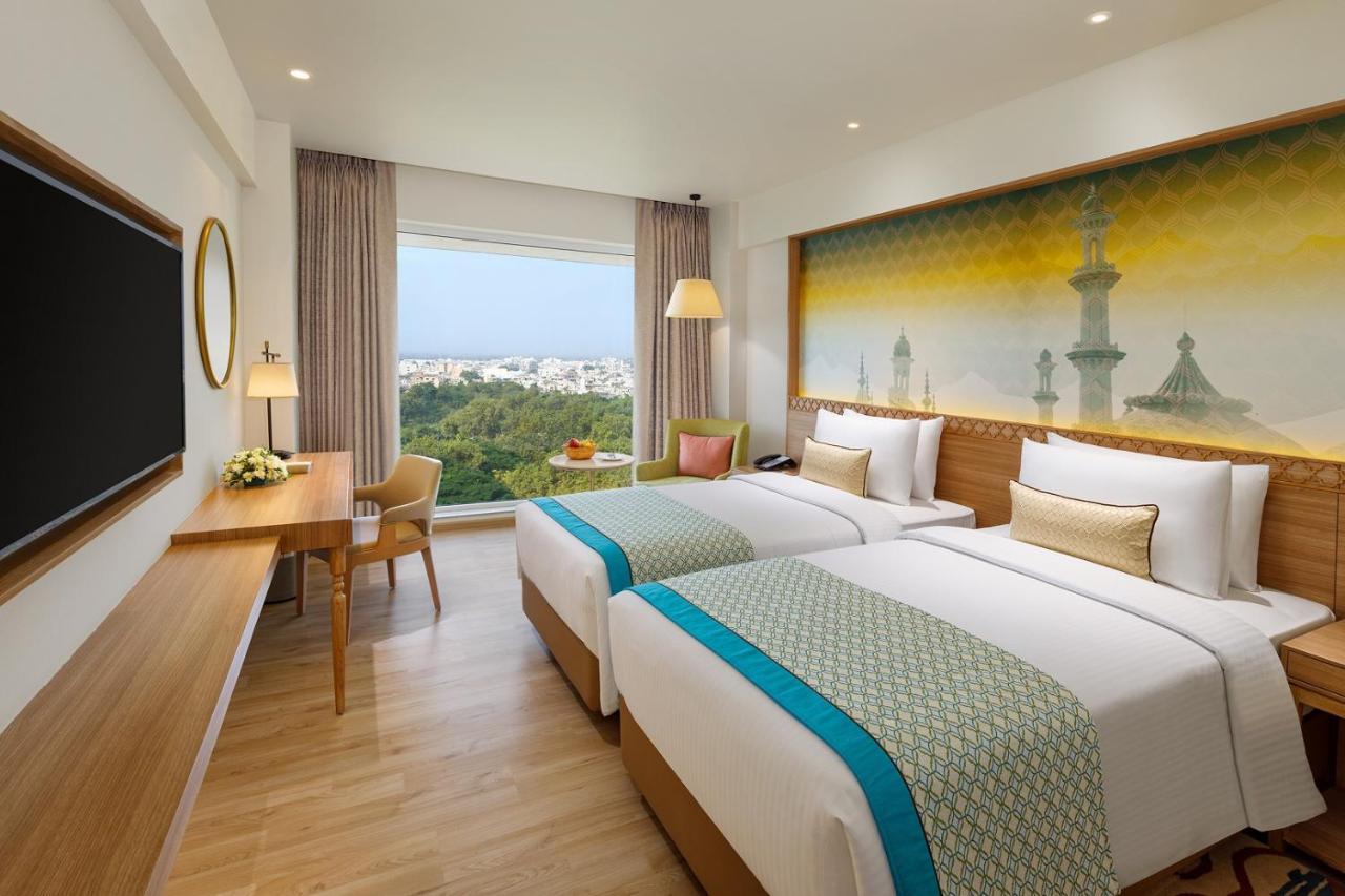 Bellevue Sarovar Premiere Джунагад Екстериор снимка